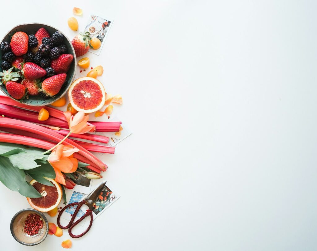 Variedad de frutas cortadas ricas en superalimentos para una dieta saludable.