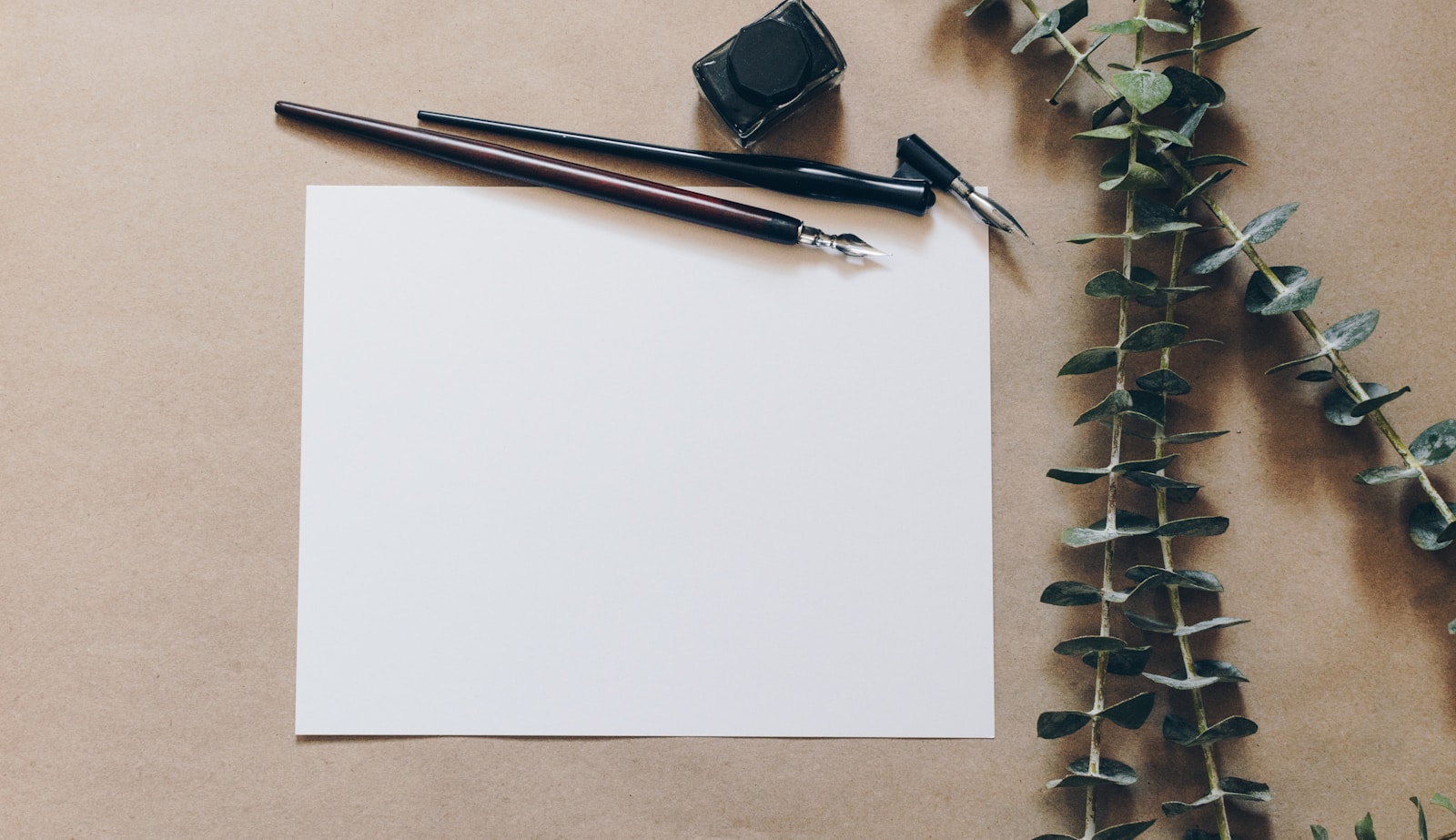 Papel en blanco junto a bolígrafos, simbolizando la reflexión sobre la salud mental en la era digital.
