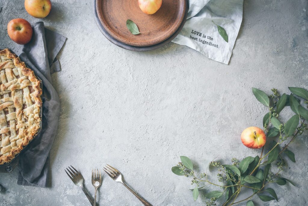Una mesa con una manzana, simbolizando tendencias en dietas saludables.