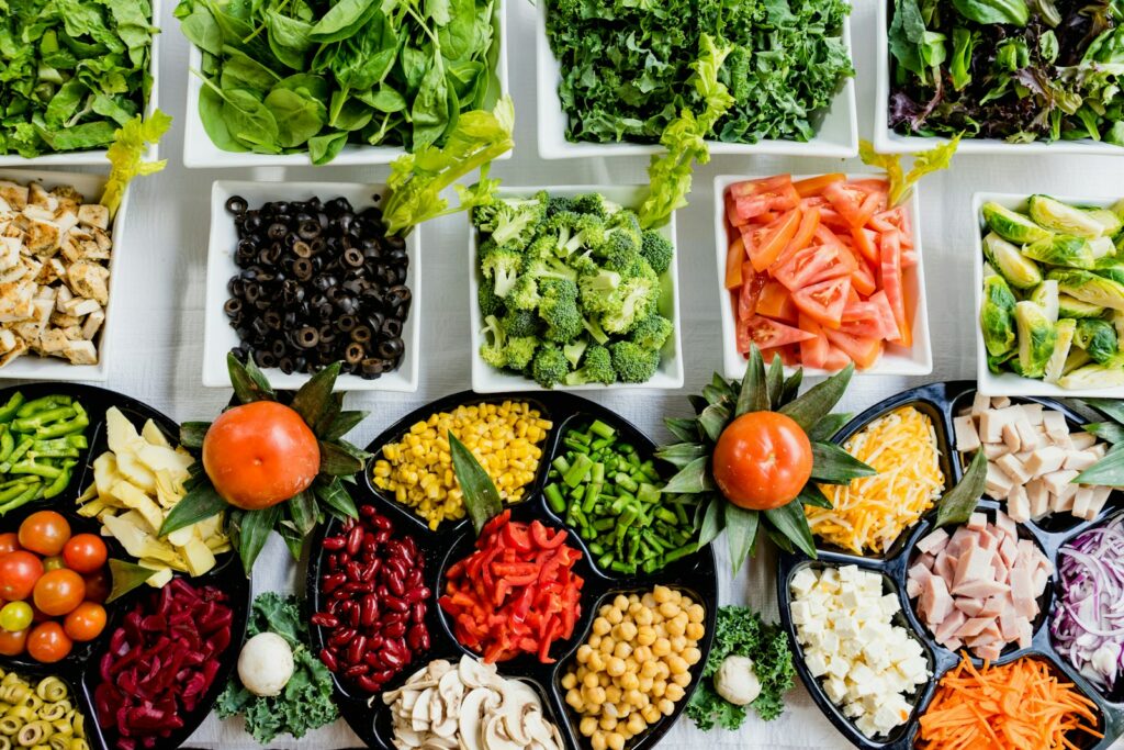 Mesa llena de ingredientes frescos y variados, representando la alimentación sostenible.