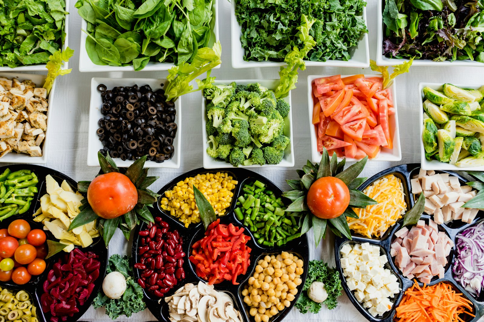 Mesa llena de ingredientes frescos y variados, representando la alimentación sostenible.